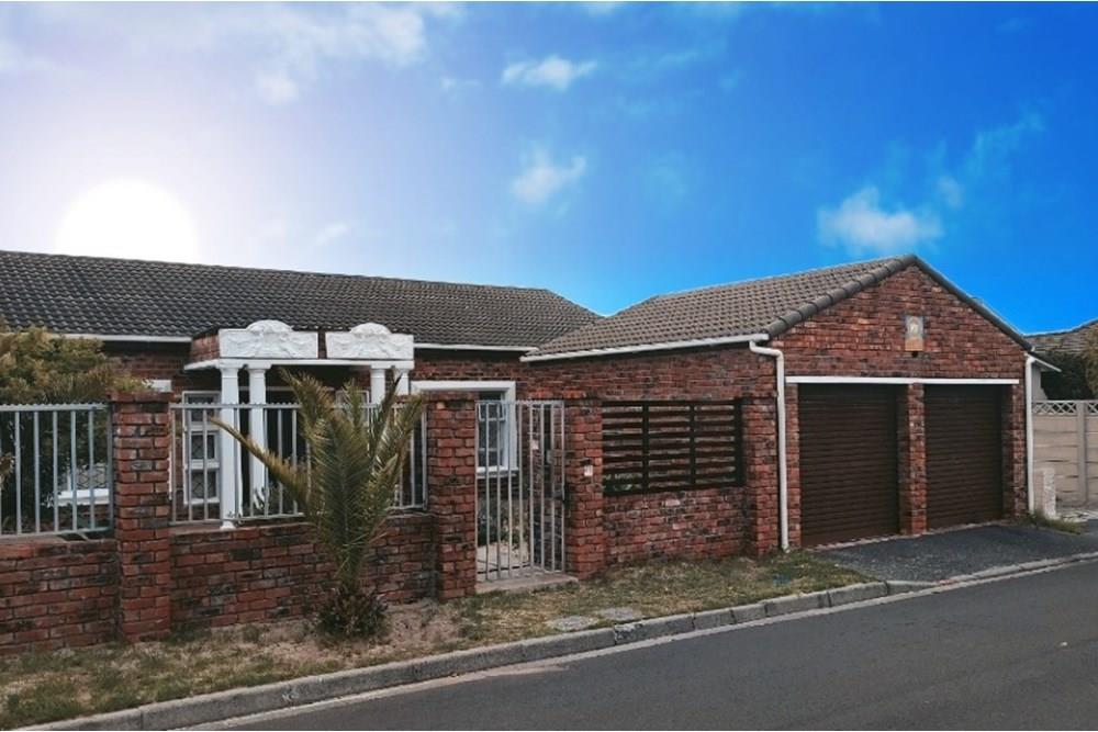 beautiful-home-for-sale-just-off-allenby-drive-in-retreat