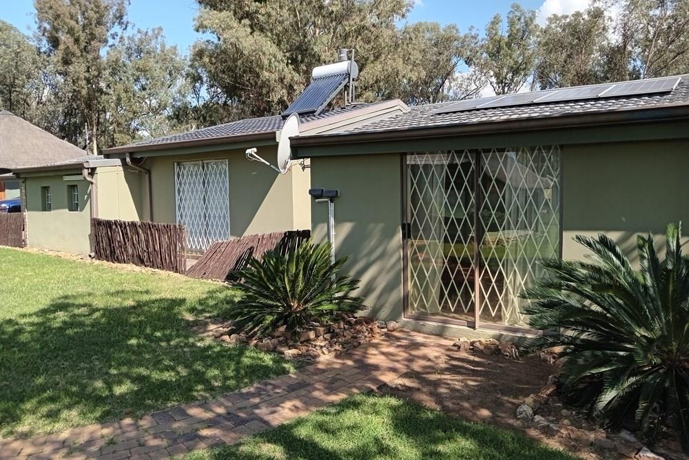 Modern Family Home With 5 Bedrooms Plus Study, 4 Baths, Pool, 3 Garages