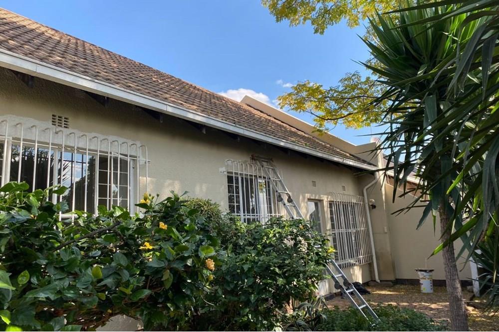 COZY 2 BEDROOM FREE STANDING HOUSE IN THE SOUGHT AFTER AREA! P