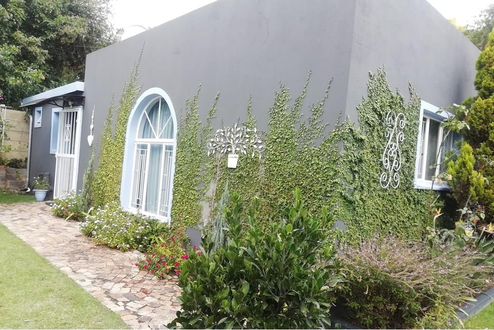 charming-fully-furnished-serviced-cottage-to-rent-in-randburg