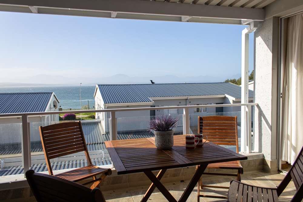 AFFORDABLE APARTMENT WITH OCEAN VIEWS VERY CLOSE TO THE BEACH!