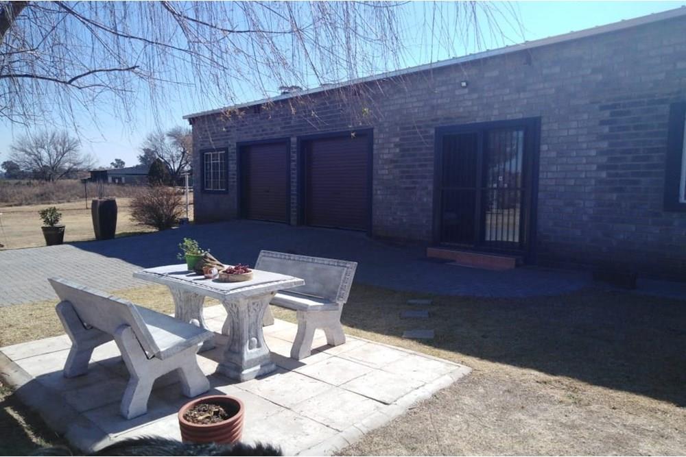 Lovely Modern 2 Bedroom 1,5 Bathroom Double Garage Pet Friendly Garden