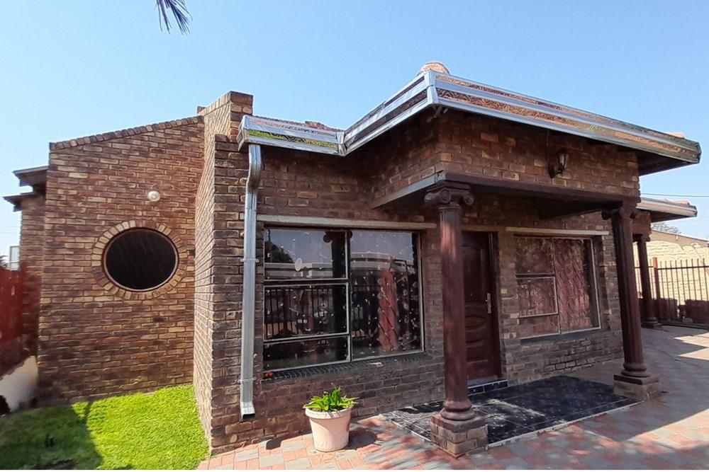 An Affordable big house with garage for sale in Letlhabile, Brits