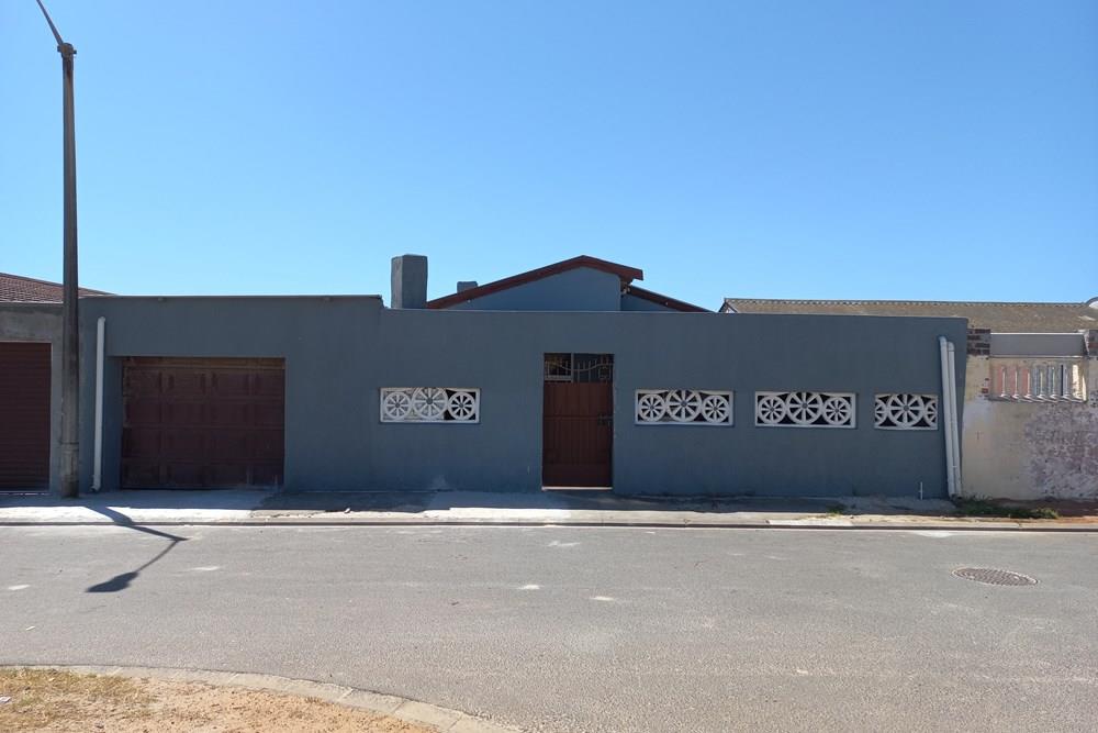 Large , Secure Property FOR SALE in SEAWINDS , RETREAT !! R 855 000 00
