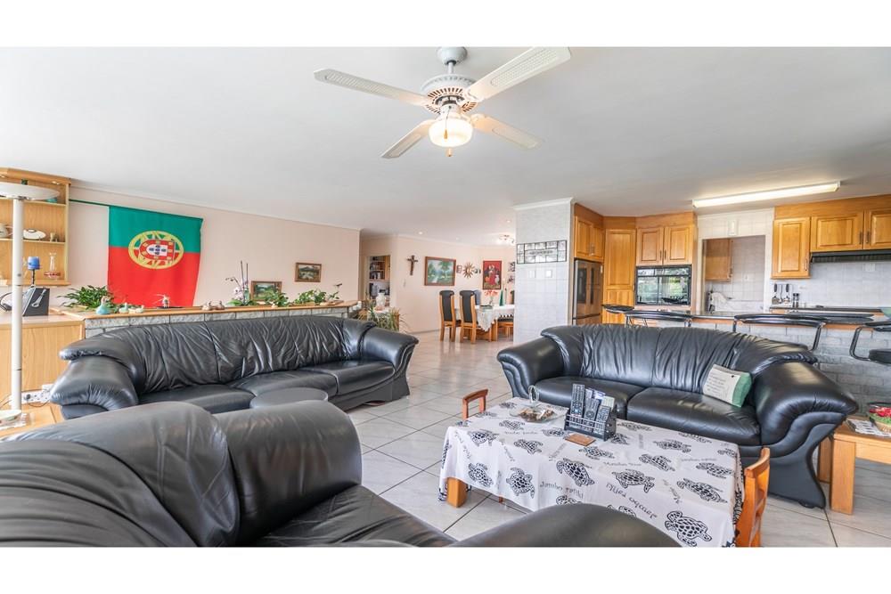 Extraordinary Family Home in the prime neighborhood of Aurora, Durbanville.