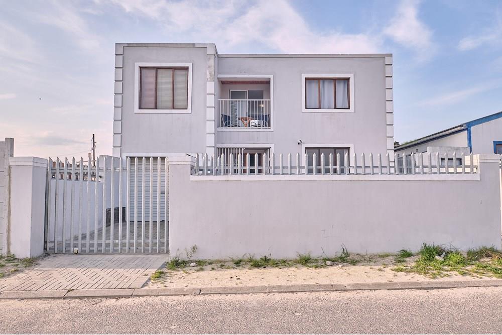 Family 6 Room Double storey House Malibu Village, Blue Downs