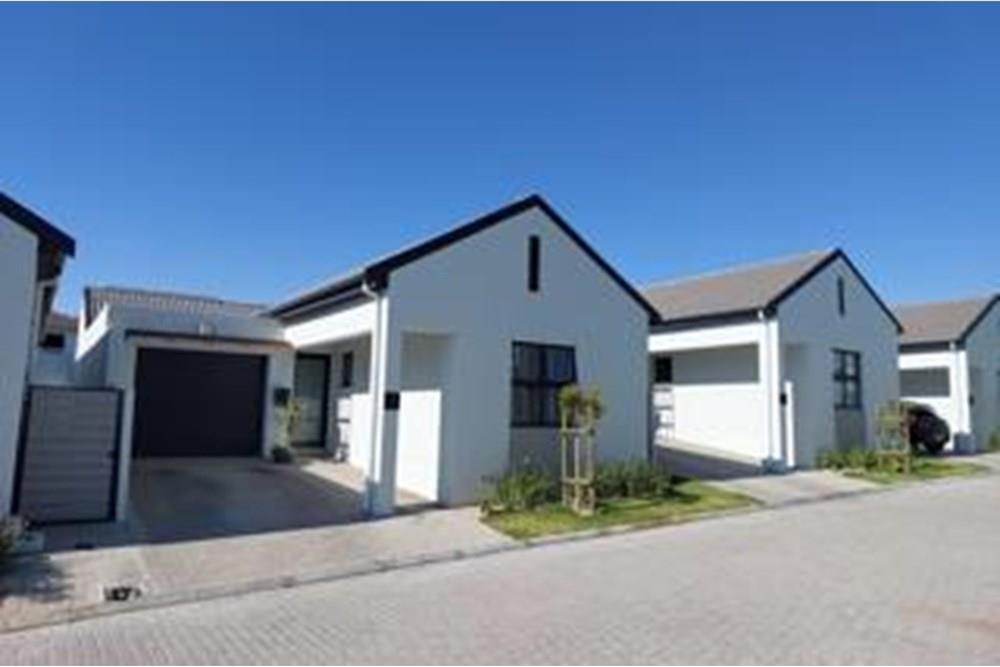 Stunning modern 2 bedroom Townhouse in Grandeur Estate Brackenfell South