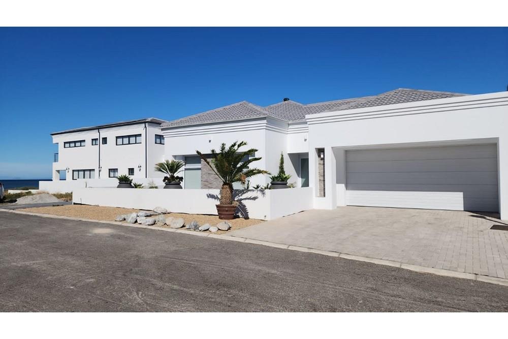 Prestigious Family Home in Outstanding Location, Sandy Point Beach