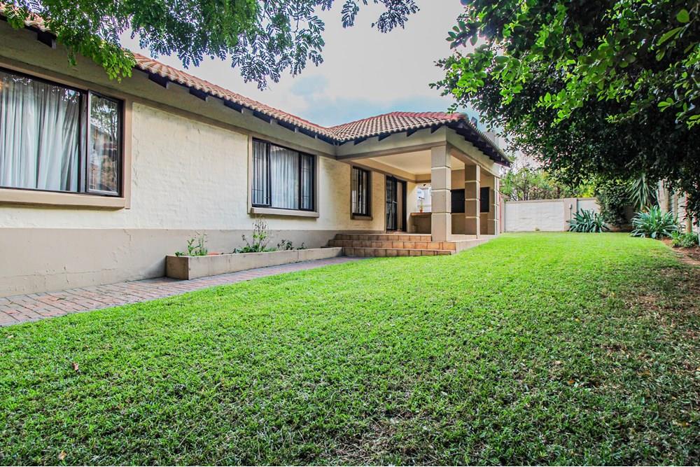 3 Bedroom Family Home in Sought After Complex in North Riding!