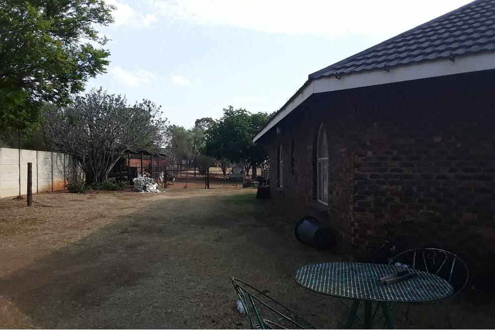 1 Hectare Farm with 3 Bedroom 3 Bathroom House For Sale in De Deur