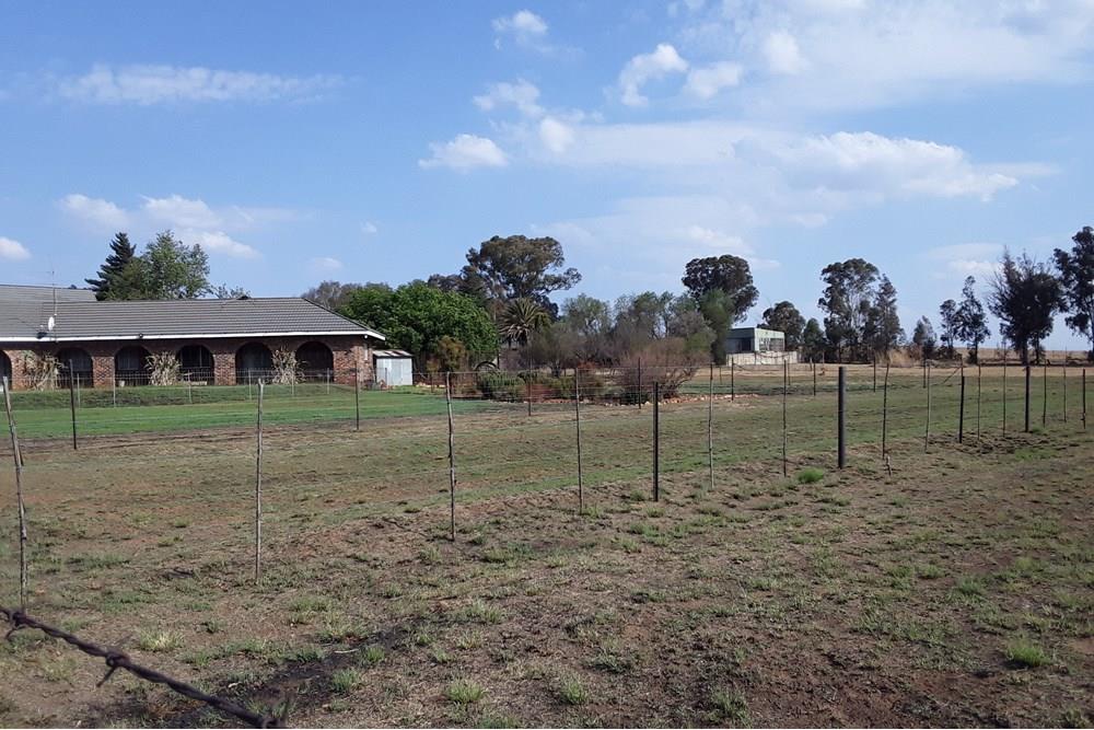 1 Hectare Farm with 3 Bedroom 3 Bathroom House For Sale in De Deur