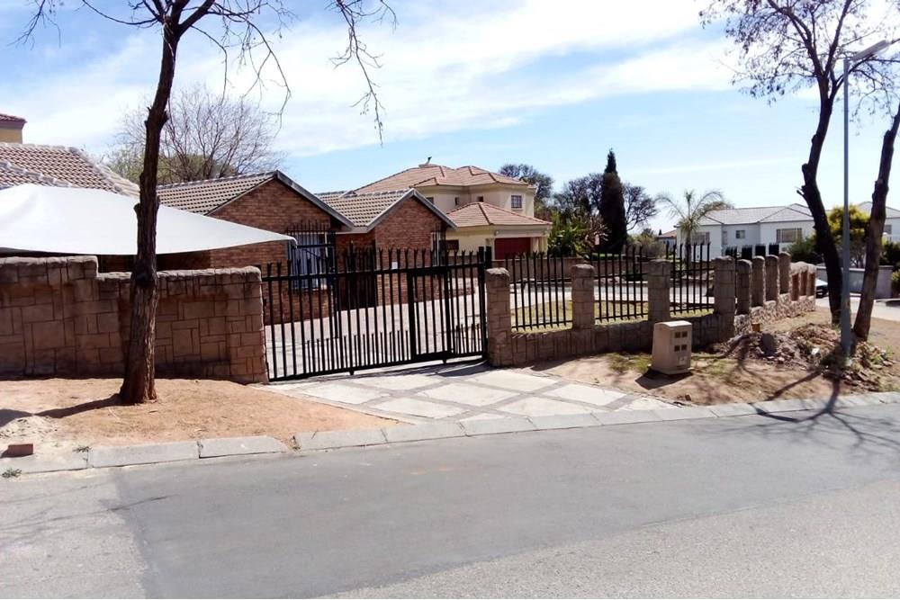 TO YOUR PERFECT FAMILY OASIS IN COUNTRY VIEW MIDRAND! PRICED TO