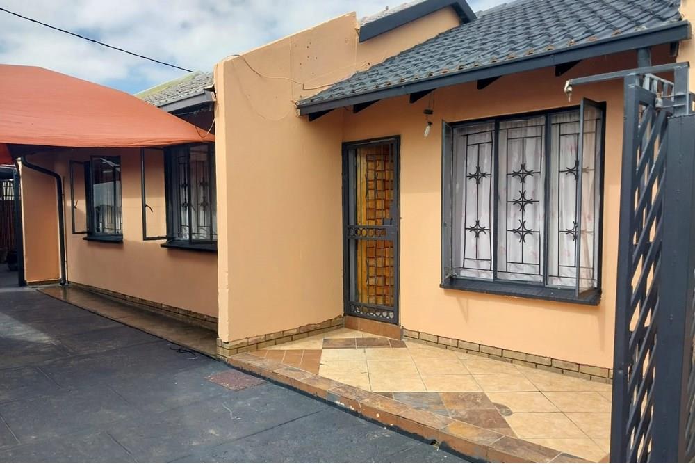 Very nice and secured family home on sale in Sun Valley, Mabopane