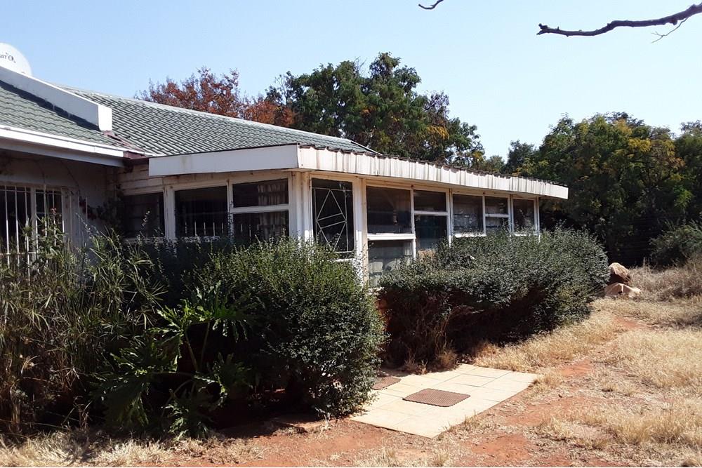 8300Sqm Small Holding With 3 Bed 3 Bath House Plus 1 Bed Cottage For