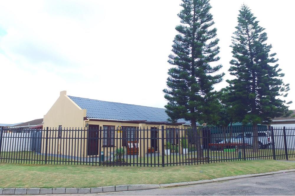 Four bedroom home for sale in Highbury, Kuilsriver