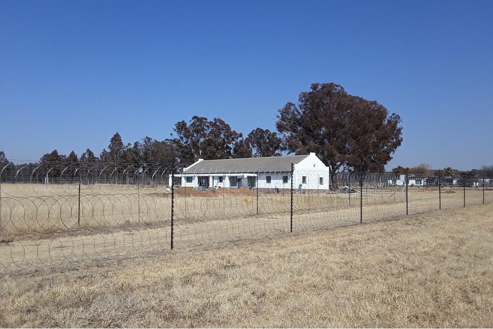 122 Hectare Executive Farm With 2 Houses and 3 Warehouses For Sale in