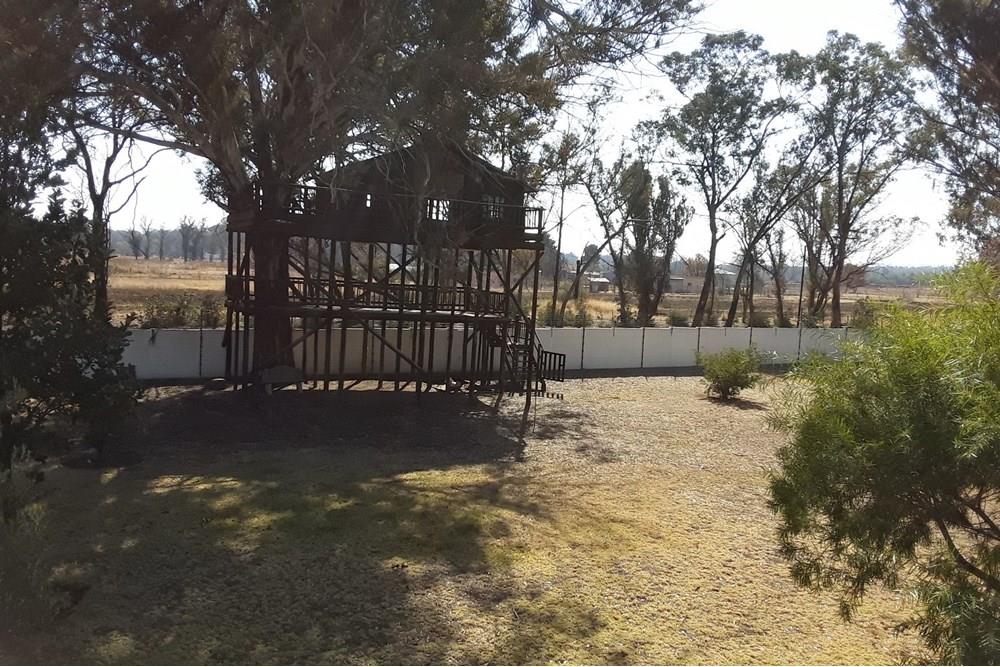 122 Hectare Executive Farm With 2 Houses and 3 Warehouses For Sale in