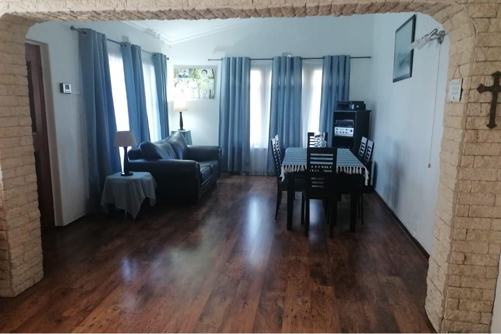 Nice Family 3 Bedroom House near schools in Zoo Park, Kraaifontein