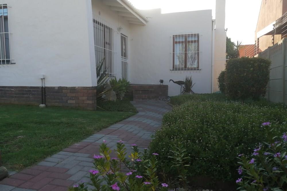 Nice Family 3 Bedroom House near schools in Zoo Park, Kraaifontein