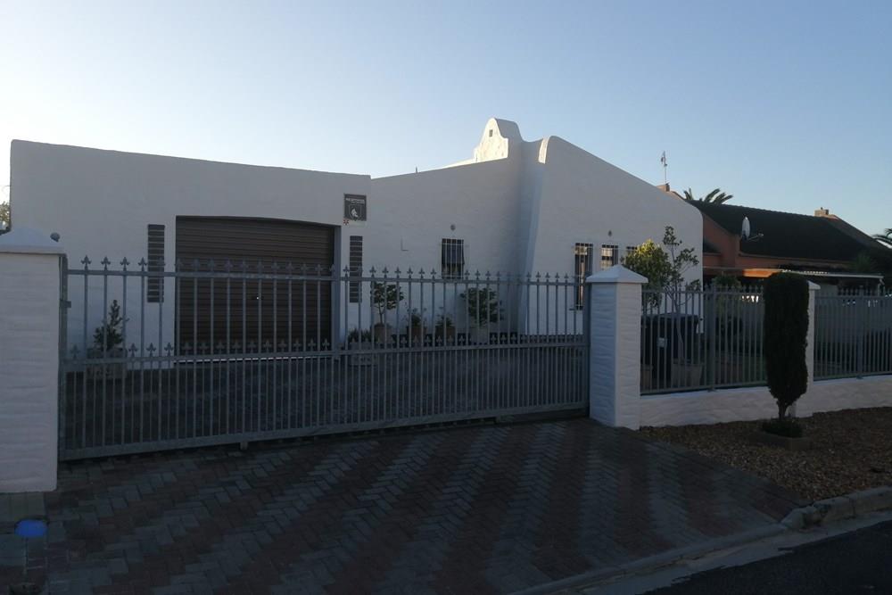 Nice Family 3 Bedroom House near schools in Zoo Park, Kraaifontein