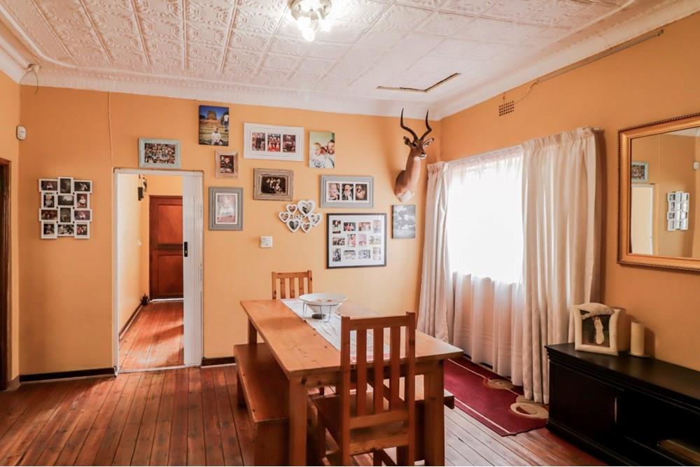 Hurst Hill Home 3 Bedroom 1 Bathroom 1 Garage and Parking area