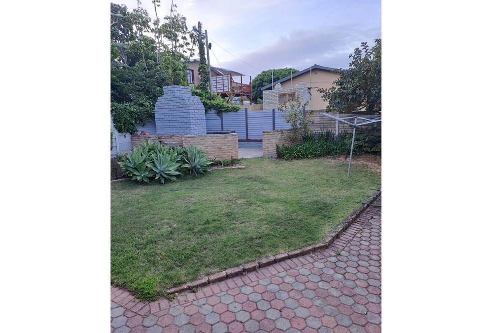 Captivating Ocean View Retreat with 5 Bedrooms and Multiple Living