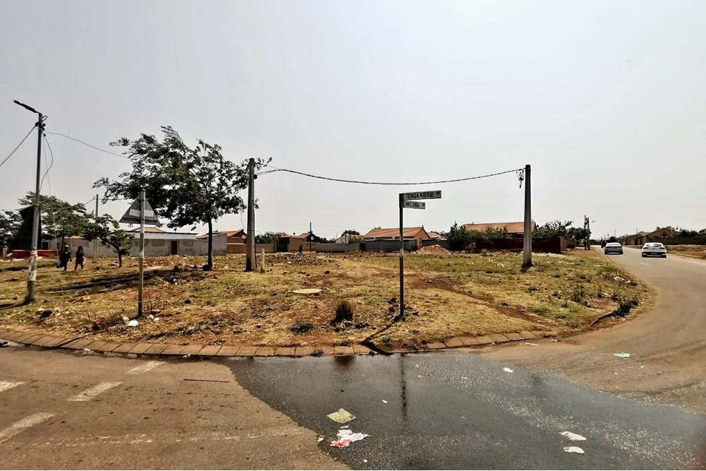 Big Corner Stand For Sale in Lufhereng