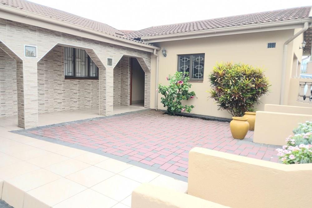 A charming 3bedroom freestanding house with a Double Garage for Sale