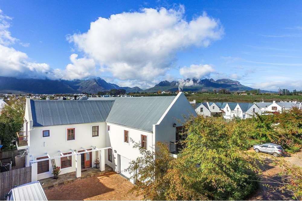 7 Bedroom House for Sale in De Zalze Winelands Golf Estate