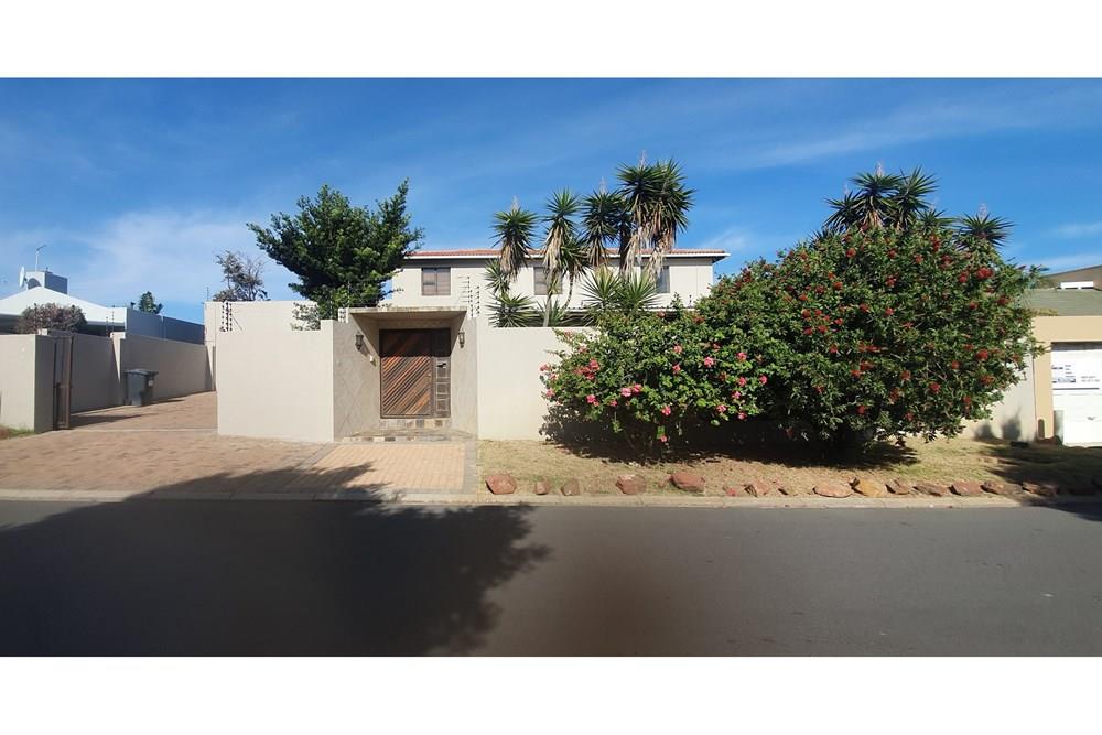 Large Family Home For Sale in Milnerton Ridge
