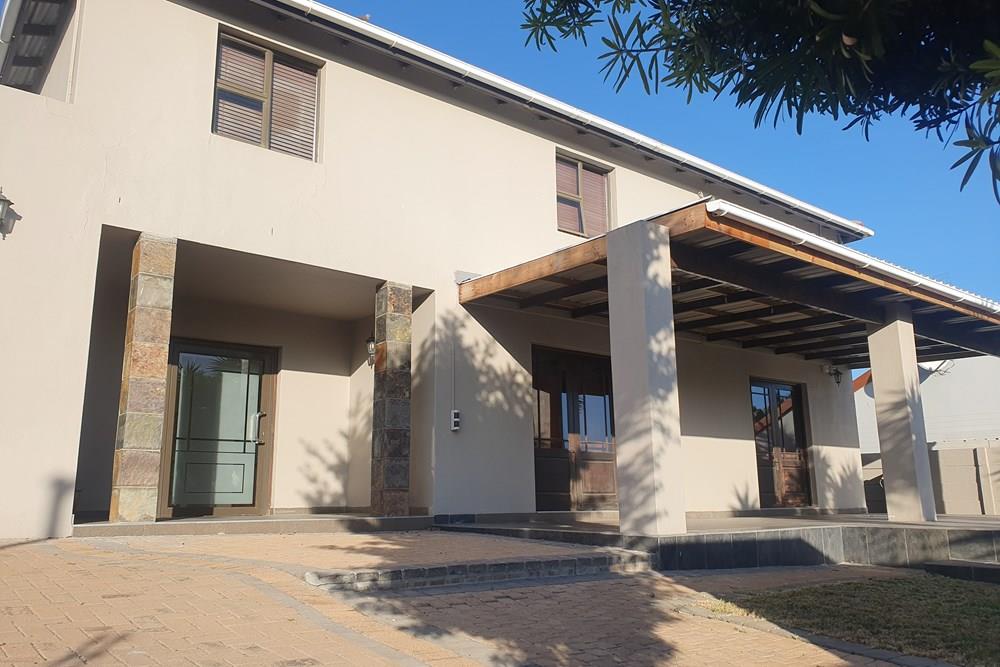 Large Family Home For Sale in Milnerton Ridge