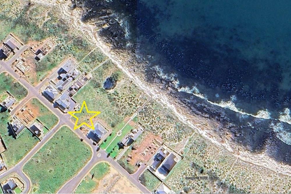 PERFECTLY LOCATED STAND WITH DIRECT BEACH ACCESS IN ST HELENA BAY