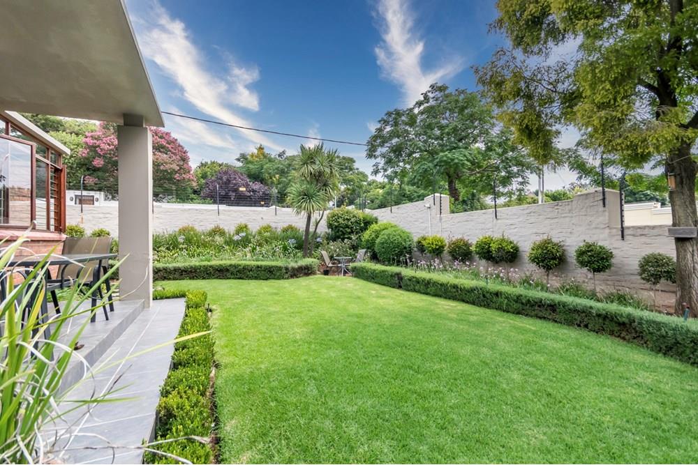 DELIGHTFUL, RENOVATED FAMILY HOME WITH POOL, WINE CELLAR AND COTTAGE