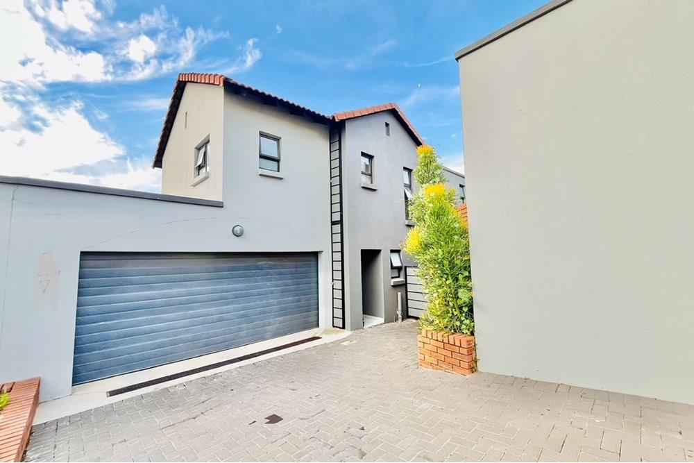 MODERN DOUBLE STOREY 3 BEDROOM IN THE BEAUTIFUL HERON HILLS