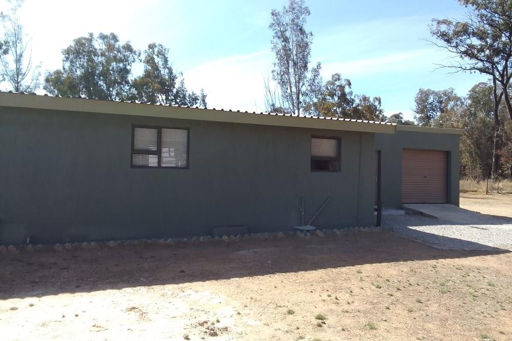 2 Hectare Family Farm with 3 Houses, 5 Garages, Pool and Lapa for Sale