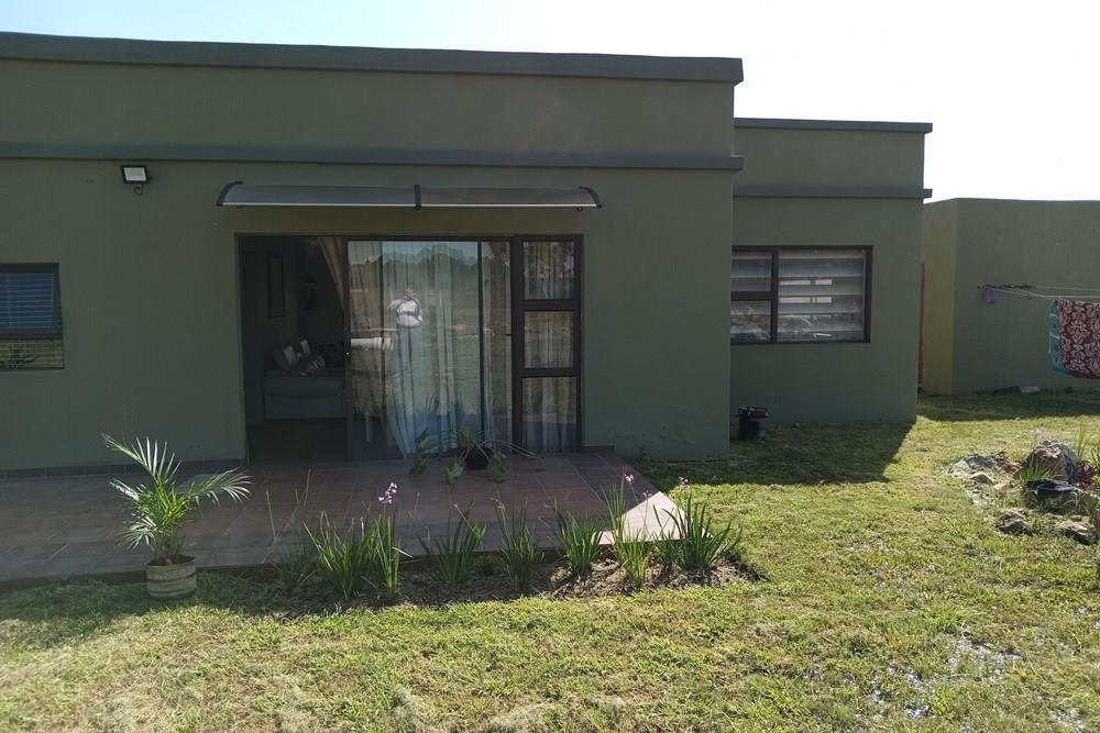 2 Hectare Family Farm with 3 Houses, 5 Garages, Pool and Lapa for Sale in Walker Fruit Farms