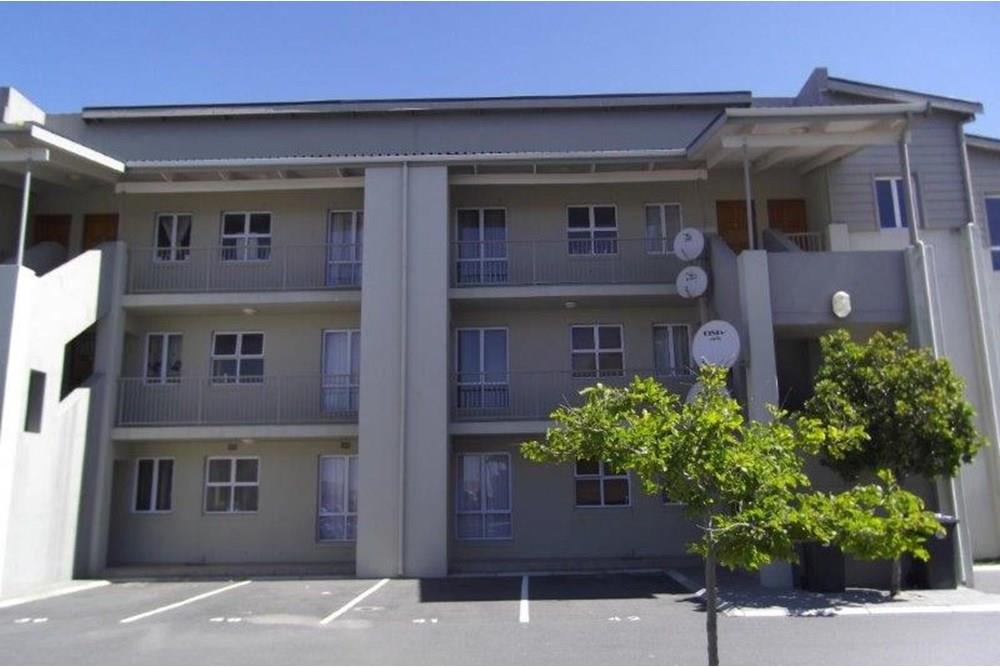 Up market, 2 bed apartment in Royal Carlisle, Milnerton.