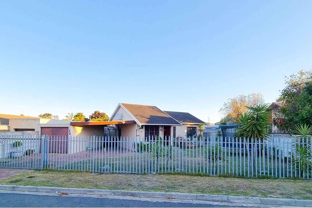 3 Bedroom Family Home in Zoo Park, Kraaifontein