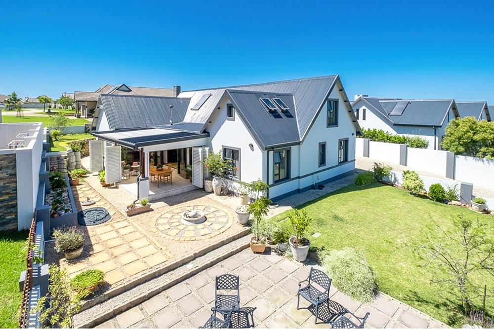 COMFORTABLE FAMILY LIVING IN BLUE MOUNTAIN VILLAGE,