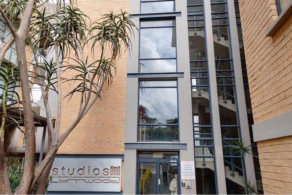 INVESTMENT...Stunning 1 Bedroom Loft Unit in Lynnwood