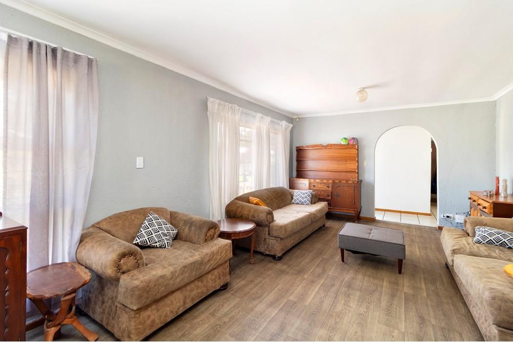 Perfect 4 Bedroom home with 2 bedroom flat for the extended family in