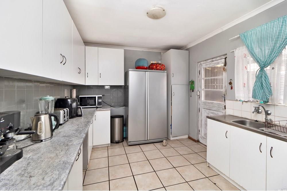 Perfect 4 Bedroom home with 2 bedroom flat for the extended family in