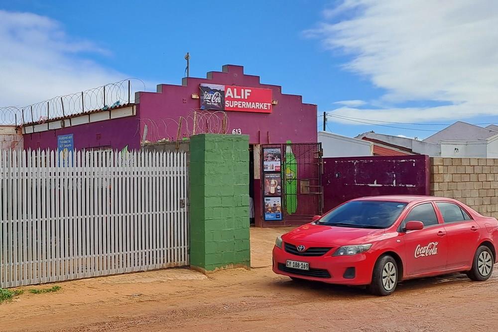 Huge 4bedroom house with a shop attached for sale in Chatsworth Malmesbury