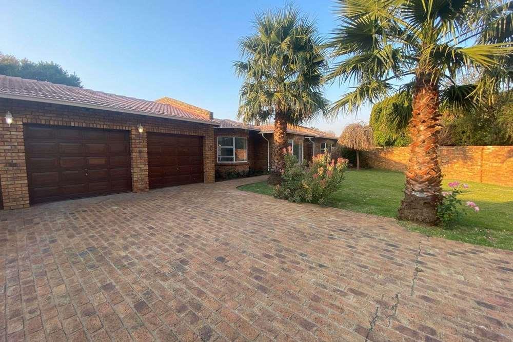 Top Finishes!!! Stunning 4 bedroom house in East Village Sunward Park