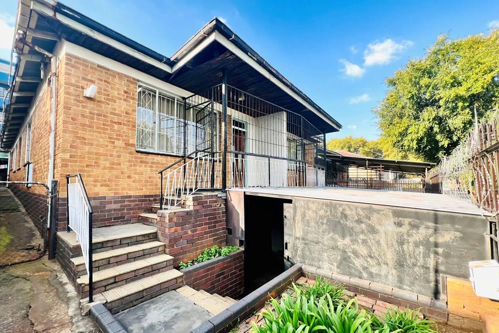 2 houses for the price of one! With staff