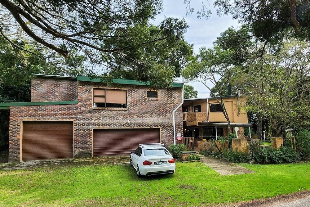 SPACIOUS HOUSE AND FLATLET IN TRANQUIL TREE FILLED BRENTON ON LAKE