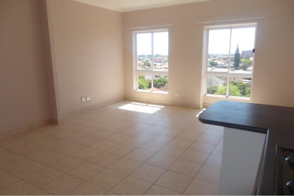 Up market bachelor apartment in Goodwood Complex Virage