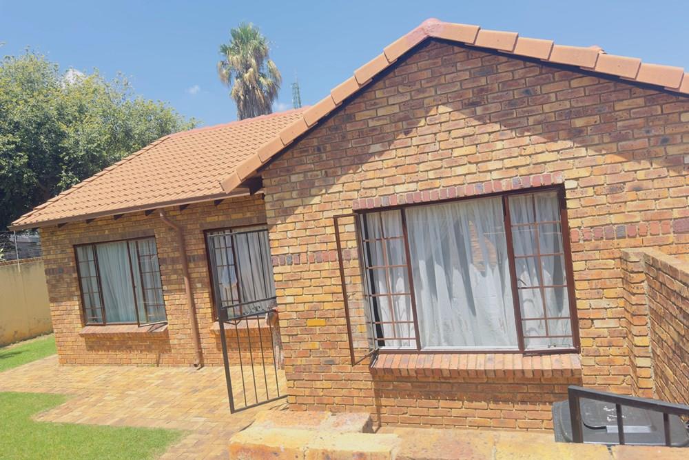 3 Bedroom ,2 Bath house available for rent in Halfway Gardens