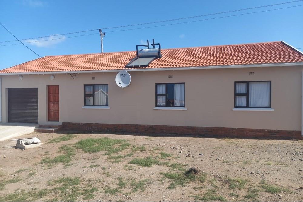 3 bedroom house for sale in Cove Rock.