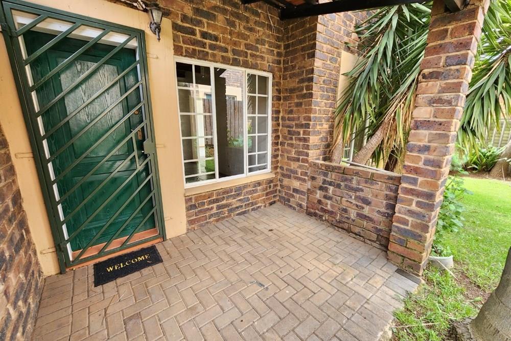 Doublestory 2 bedroom townhouse for sale in Allens Nek